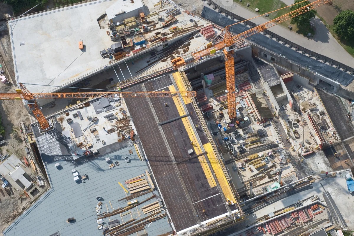 Luftaufnahme einer städtischen Baustelle – Inspektion in Siedlungsgebiet